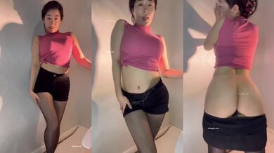 极品轻熟女：镜头前搔首弄姿 长发熟女看着实在是韵味十足,脱下紧身皮裤露出肥肥的鲍鱼 真的好想插入骚逼 (1)